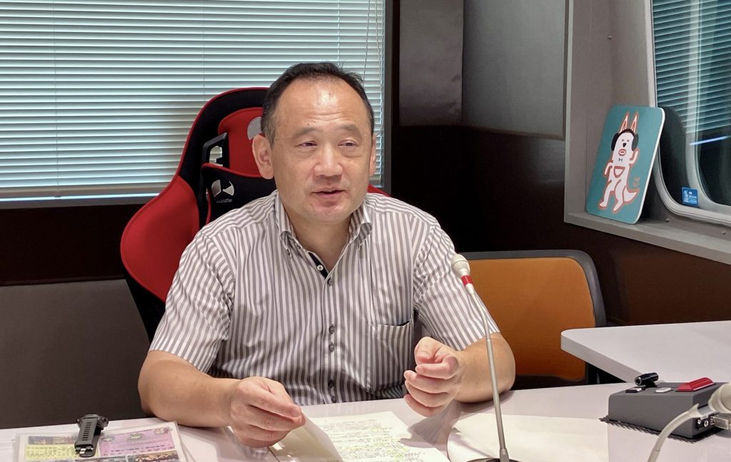 西播磨地域の魅力や、管内で繰り広げられている「ひょうごフィールドパビリオン」について語る　西播磨県民局・城下隆広県民局長（ラジオ関西スタジオにて）